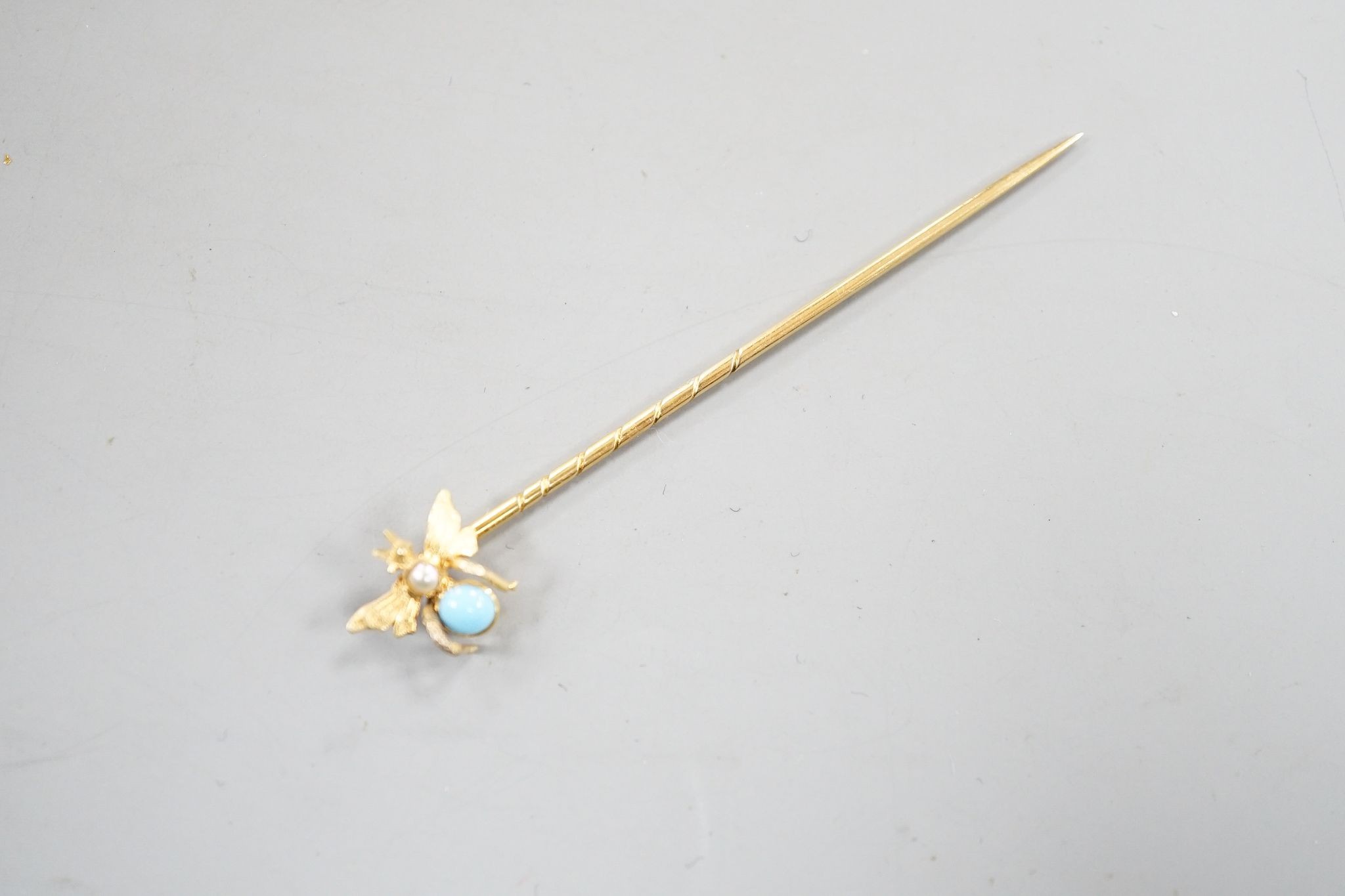 An Edwardian yellow metal, turquoise and seed pearl set bug stick pin, 65mm, gross weight 1.4 grams.